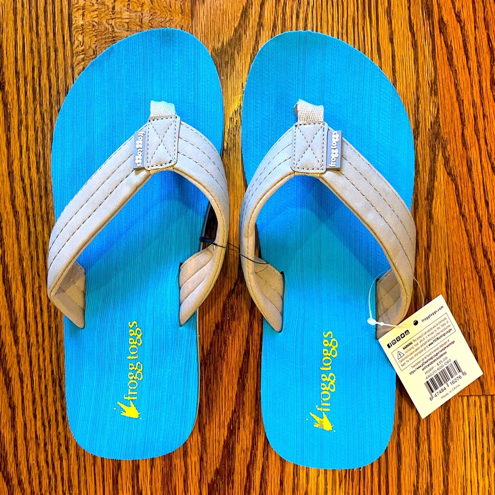 Frogg Toggs Blue Flip Flops with Gray Straps Men’s size 8. NWT